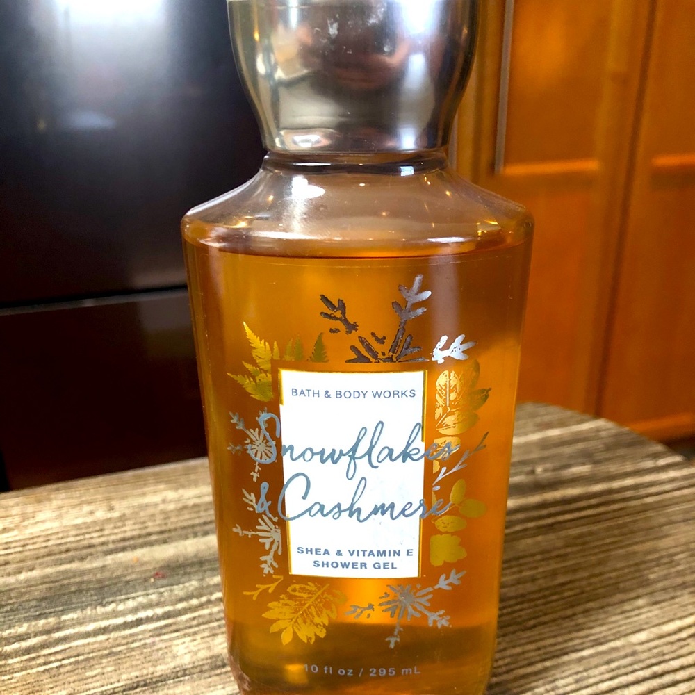 Snowflakes and Cashmere Body Wash